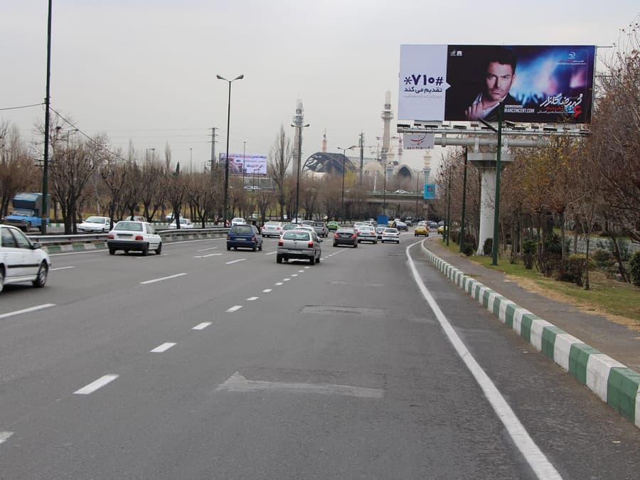 بیلبورد بزرگراه مدرس، مسیر شمال به جنوب ، نرسیده به خروجی بزرگراه رسالت