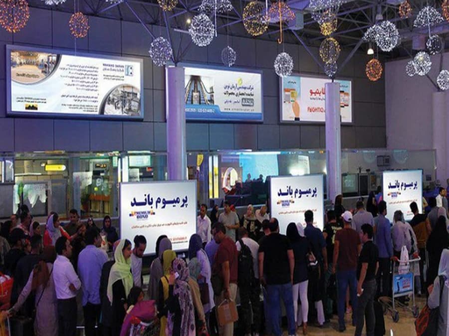 بیلبورد فرودگاه کیش بین ستون های سالن تسمه نقاله - ۱